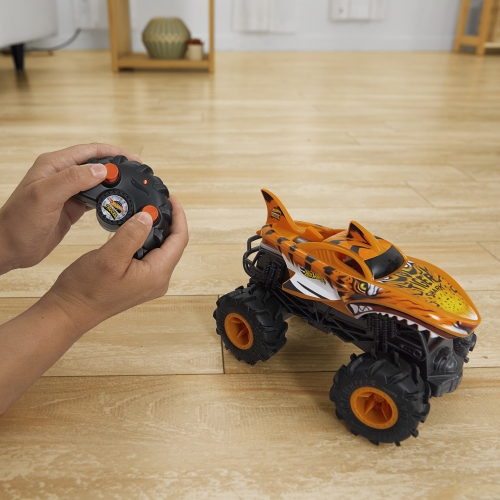 Збільшена машинка-позашляховик 1:24 на радіокеруванні «Тигроакула» HOT WHEELS® Monster Trucks, Mattel (49742) / Іграшковий транспорт № 7 Kids Republic Збільшена машинка-позашляховик 1:24 на радіокеруванні «Тигроакула» HOT WHEELS® Monster Trucks, Mattel (49742) / Іграшковий транспорт № 7