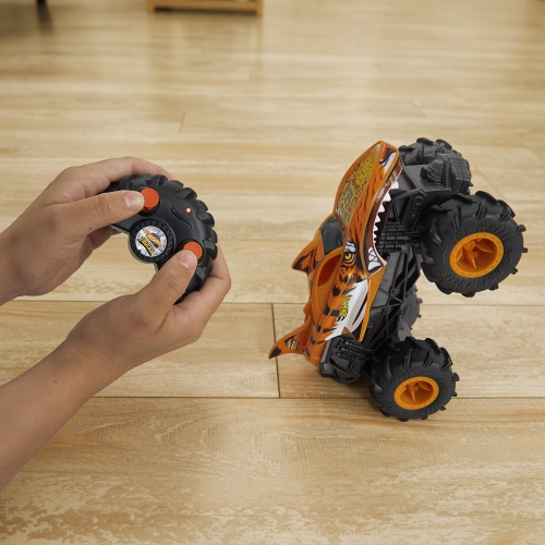 Збільшена машинка-позашляховик 1:24 на радіокеруванні «Тигроакула» HOT WHEELS® Monster Trucks, Mattel (49742) / Іграшковий транспорт № 8 Kids Republic Збільшена машинка-позашляховик 1:24 на радіокеруванні «Тигроакула» HOT WHEELS® Monster Trucks, Mattel (49742) / Іграшковий транспорт № 8