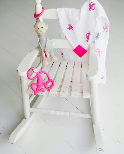 Подарочный набор MATCHSTICK MONKEY PINK (100% органическая пеленка Muslin 70х70см, грызун 14см, мягкая игрушка 30см) / Игрушки для купания № 6 Kids Republic Подарочный набор MATCHSTICK MONKEY PINK (100% органическая пеленка Muslin 70х70см, грызун 14см, мягкая игрушка 30см) / Игрушки для купания № 6